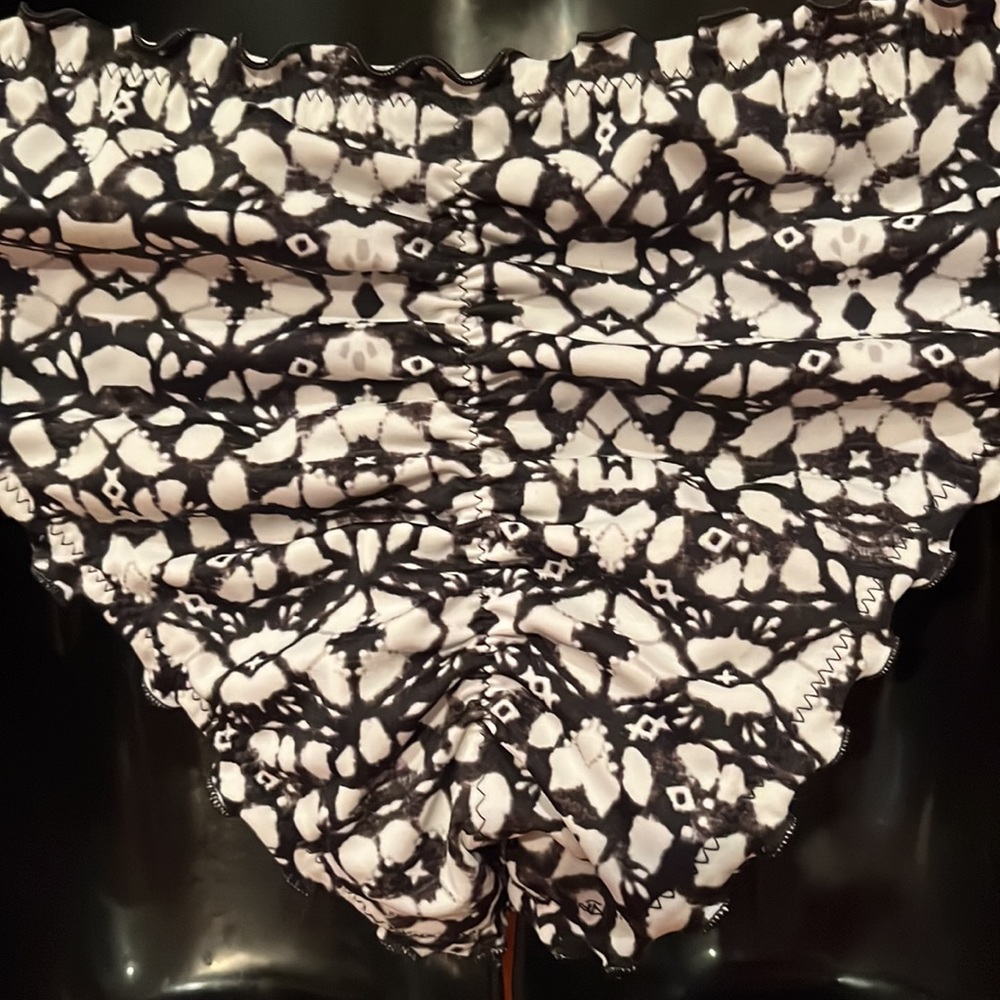 NWOT Ruched & Ruffle Bikini Bottoms - Picture 4 of 5